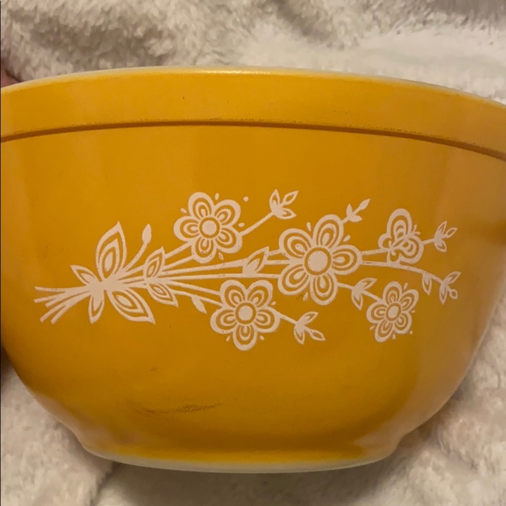 Vintage Pyrex bowl